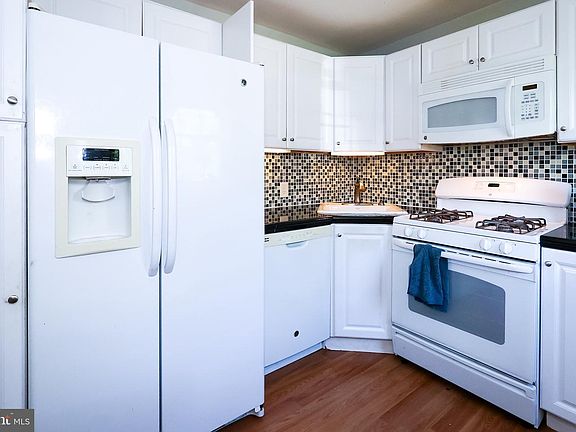 2nd image of 3426 Loganview Dr