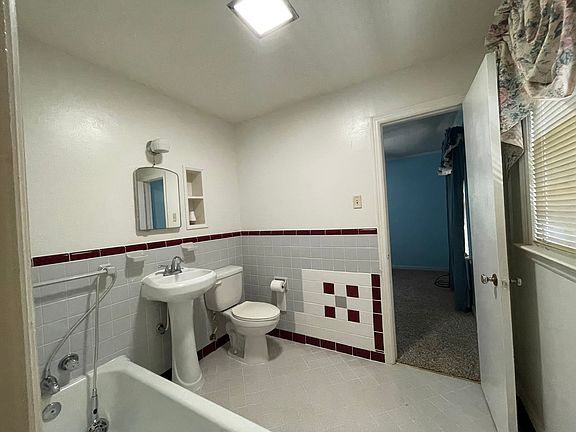 5th image of 366 Hillcrest St
