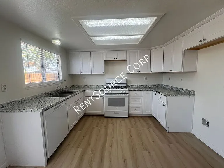 841 Chateau Way — Photo 10