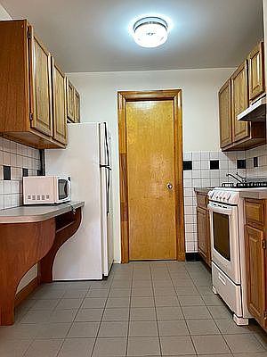 3rd image of 407 W 39th St APT 4b