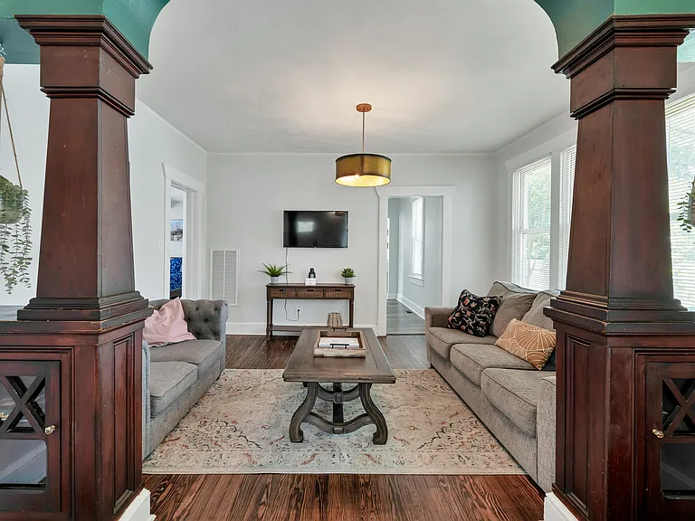 1133 E Leicester Ave — Photo 4