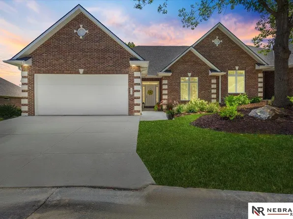 6418 Lone Tree Dr, Lincoln, NE 68516