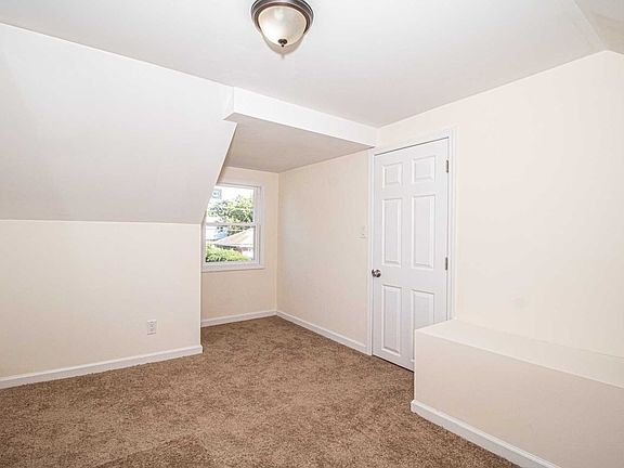 4th image of 1092 Carll Dr