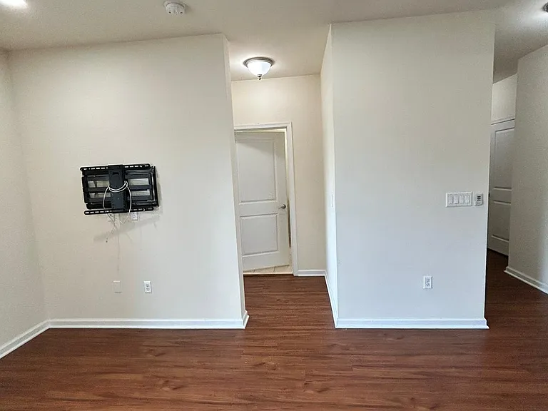 826 Strassle Way — Photo 30