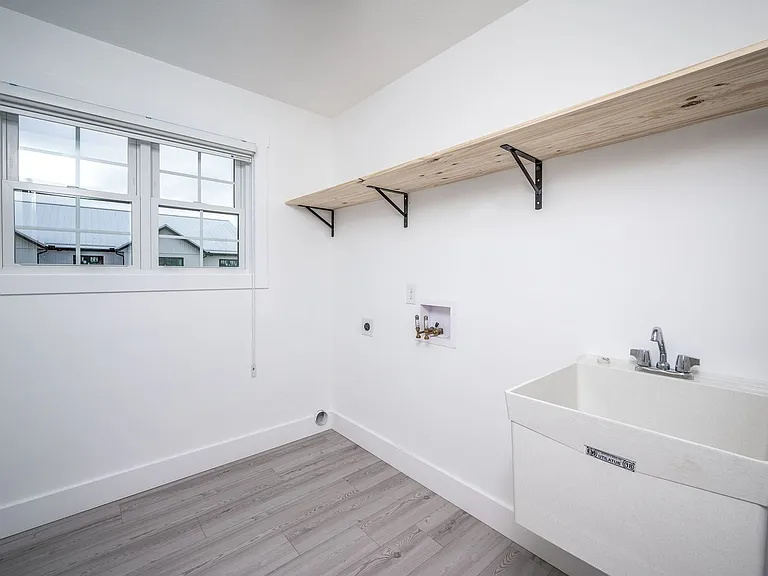 2046 Noble Dr — Photo 11