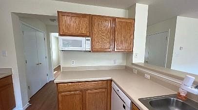 4th image of 940 Goldenrod St