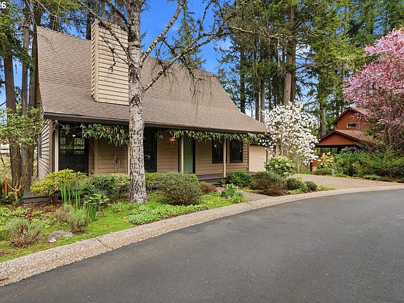3rd image of 653 SW Tanglewood Cir