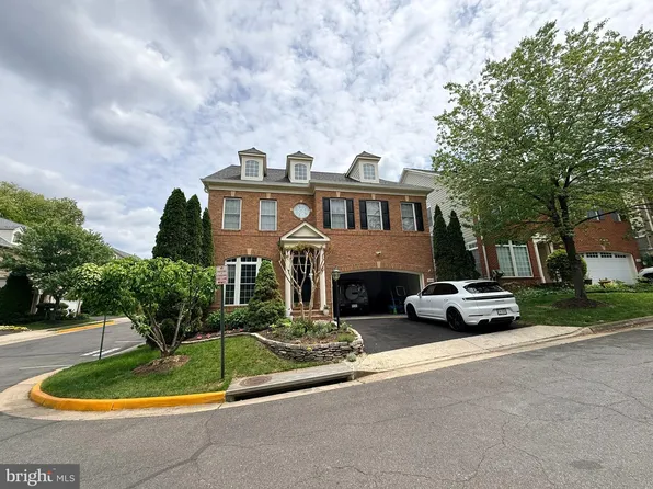 8880 Olive Mae Cir, Fairfax, VA 22031