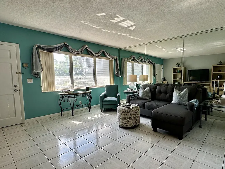 1001 NE 8th Ave #102 — Photo 5