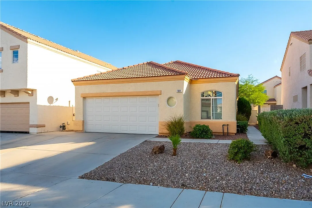 3 bed, 3.0 bath, 1376 sqft, $1,895 — Photo 2
