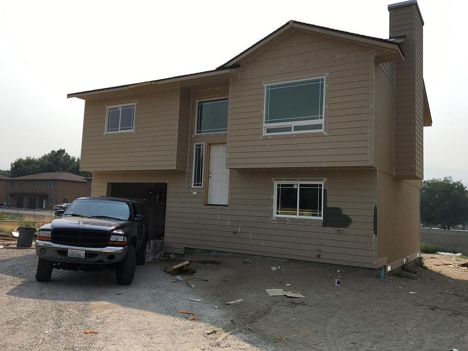 2nd image of 122 NW Porters Ct