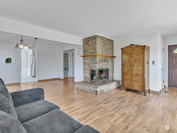 5th image of 1011 S National Avenue