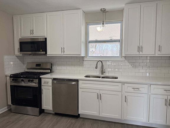 5th image of 8001 W B St