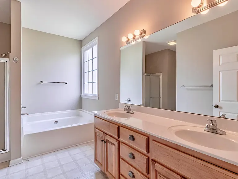 2200 Fairfax Dr — Photo 33