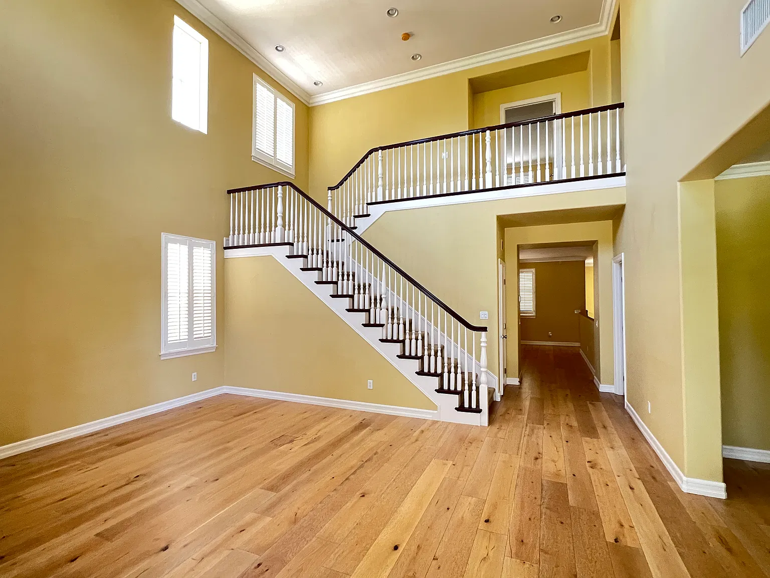 5 bed, 4.5 bath, 3733 sqft, $4,190 — Photo 2