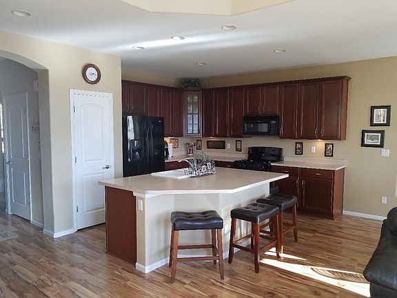 Lovely kitchen with large island and lots of cupboard space