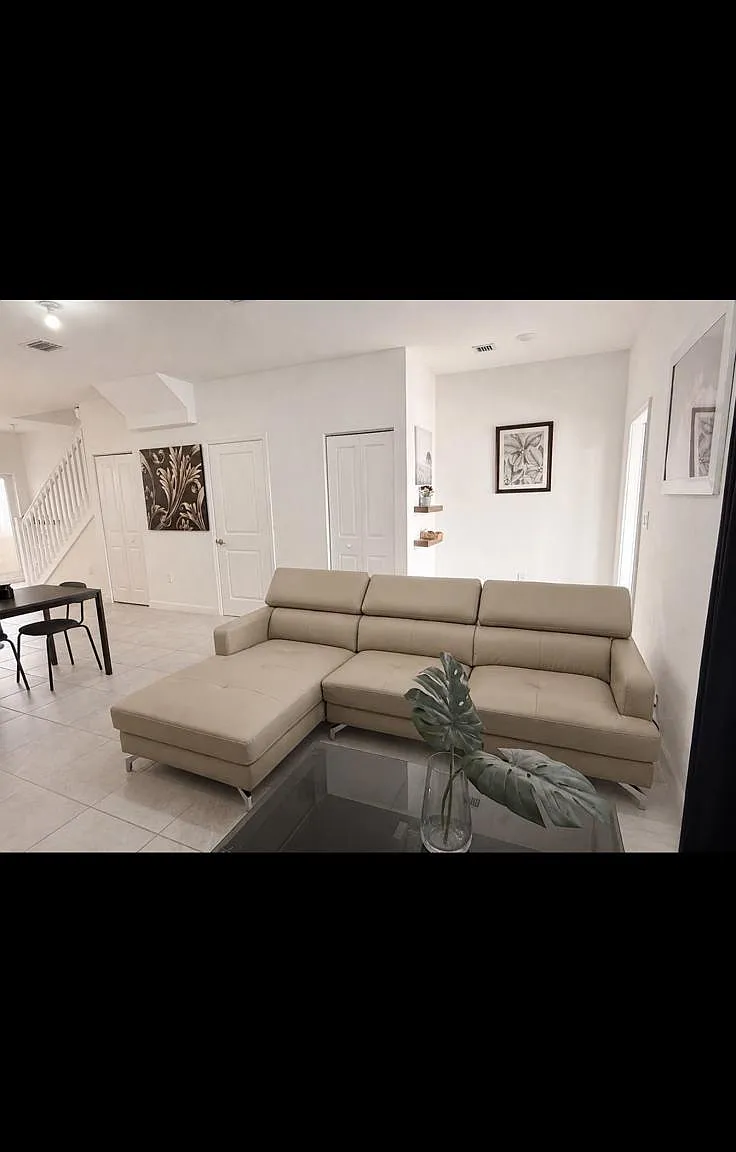 3 bed, 2.5 bath, 1330 sqft, $2,300 — Photo 3