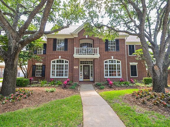 Beautifully landscaped ! Ready for a new owner !