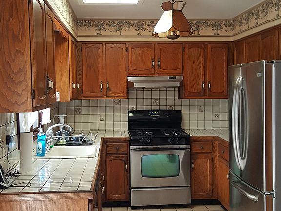 4th image of 146 Driggs St