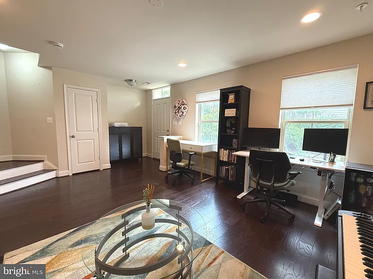 104 Vanguard Ln — Photo 3