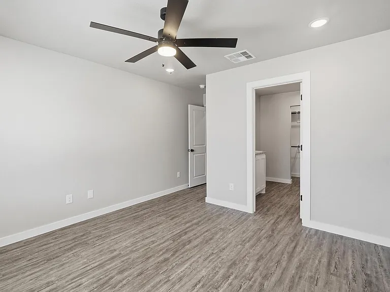 2838 Glennster St — Photo 22