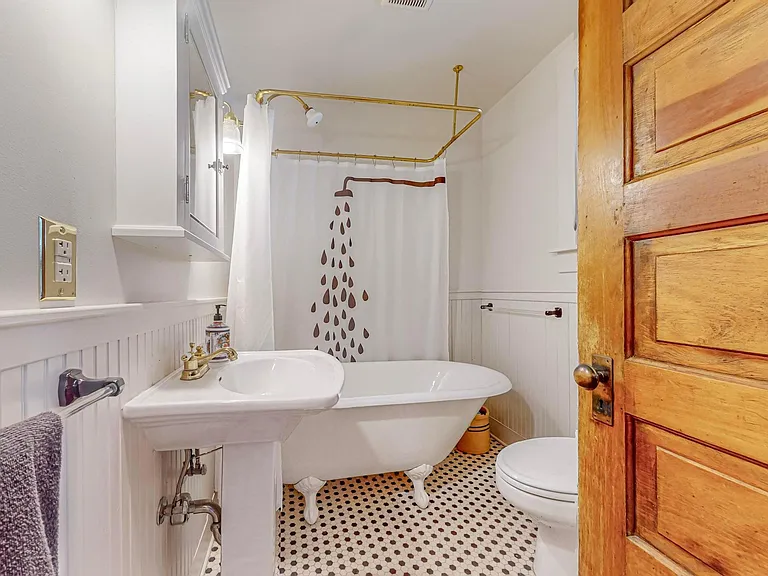 115 Elm St NE — Photo 16
