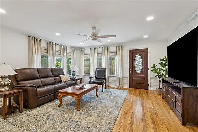 4 bed, 2.0 bath, 2305 sqft, $3,900 — Photo 3