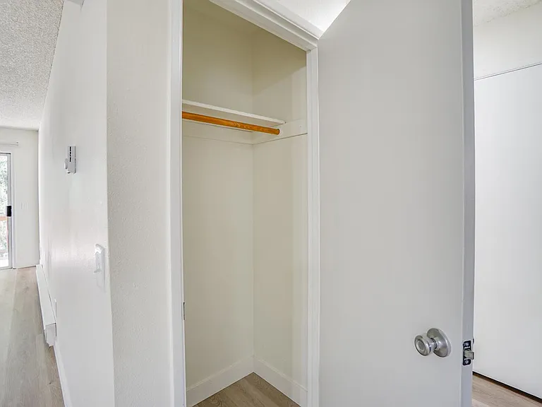 Charwin Court Apartments — Photo 56