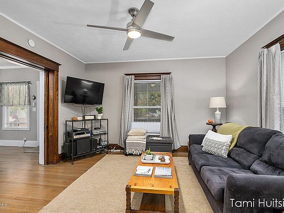 4th image of 1048 Bates St SE