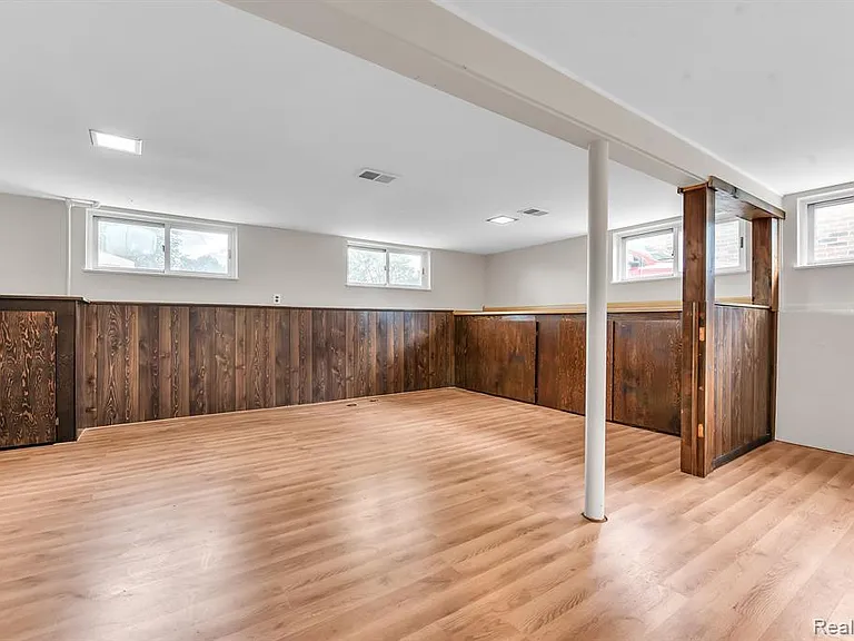 8211 Carrousel Blvd — Photo 14
