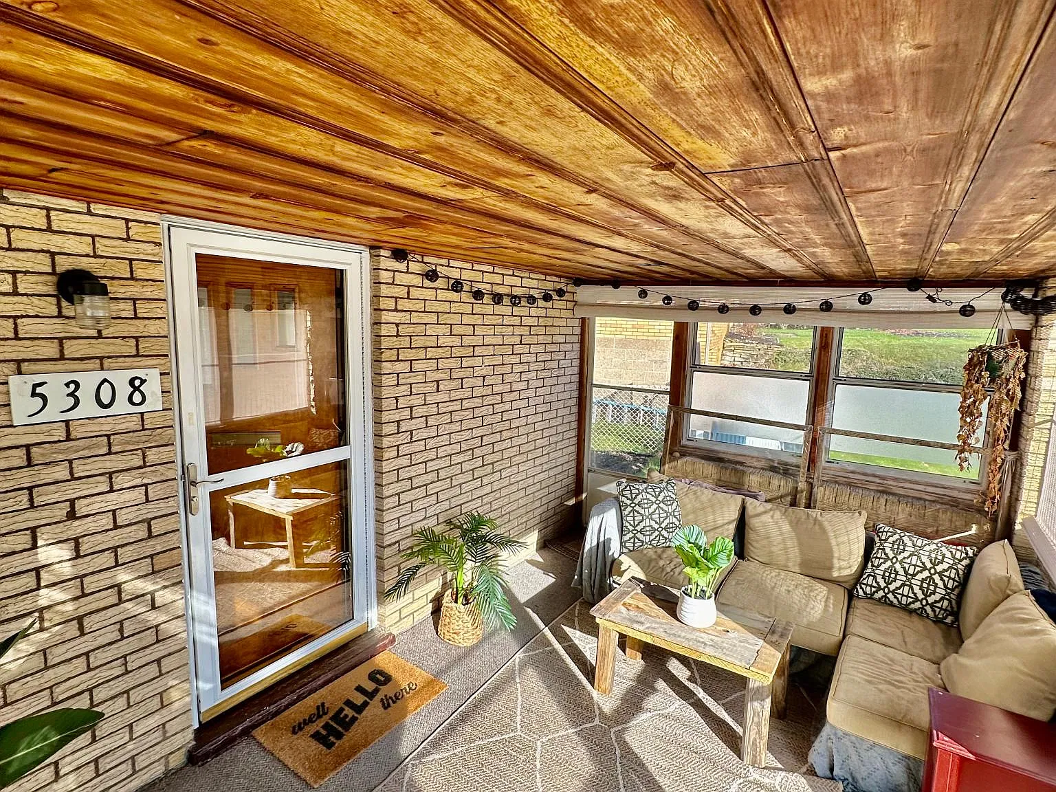 3 bed, 1.5 bath, 1100 sqft, $2,400 — Photo 3