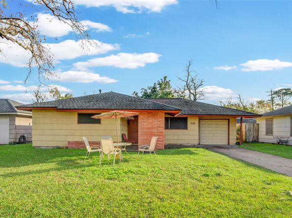 118 Poinsetta St, Lake Jackson, TX 77566