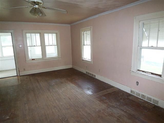 2nd image of 1301 Meadows Ave
