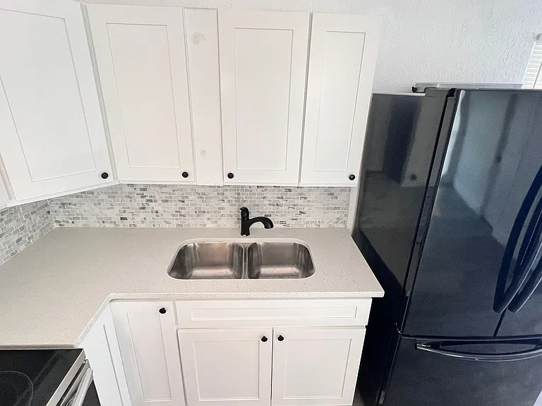 1085 Cleveland St — Photo 15