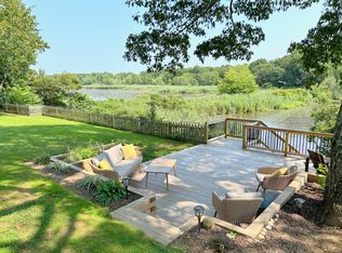 61 Private Rd, Calverton, NY 11933