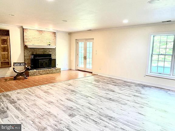 4th image of 898 Falls Manors Ct