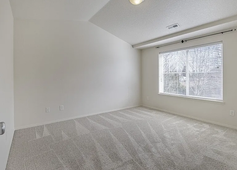 909 SE Sacha Pl — Photo 11