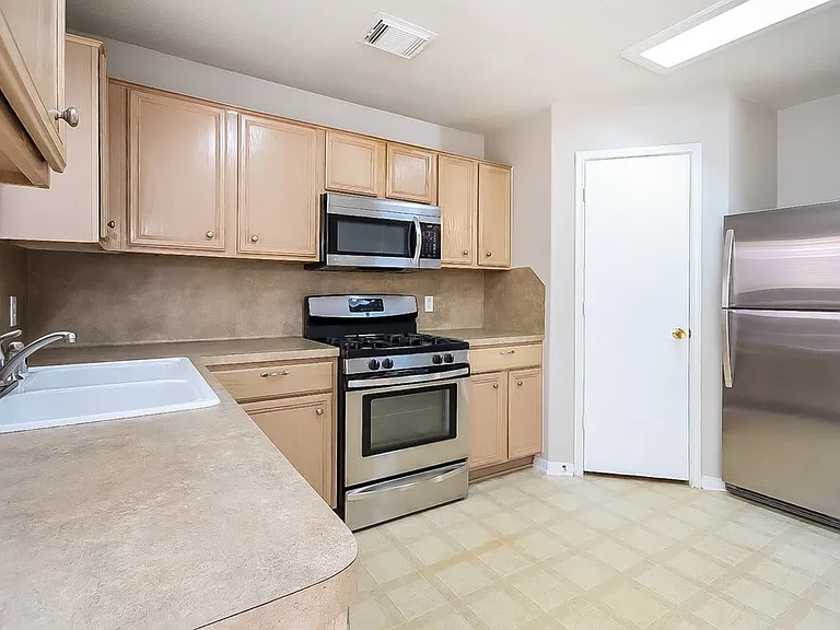 18407 Knob Hill Lake Ln — Photo 7