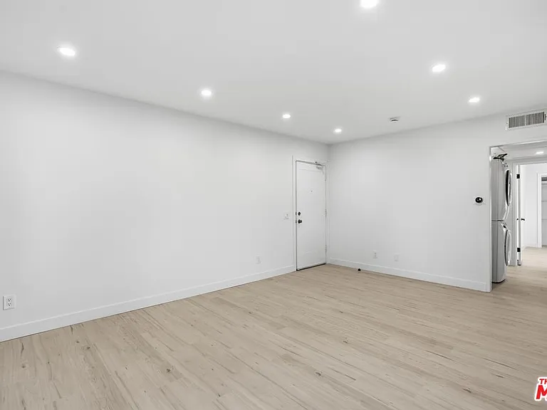 13025 Moorpark St #208 — Photo 3