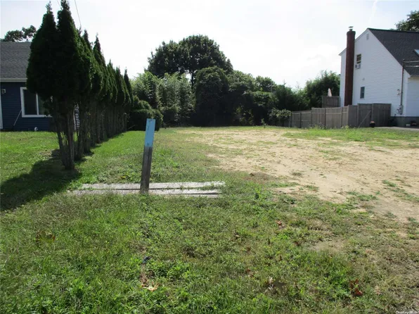 20 W Saint George Drive, Shirley, NY 11967