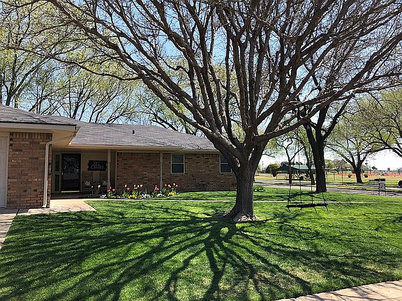 3rd image of 1801 Creekmere Dr