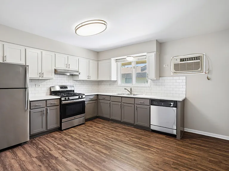 The Clarendon Apartment Homes — Photo 5