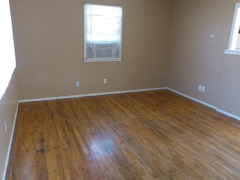 703 Dixie Dr — Photo 3