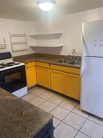 2920 Pauger St — Photo 3
