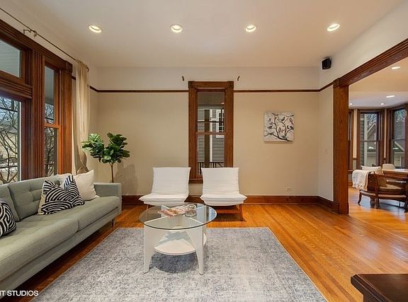 4th image of 330 N Ashland Ave