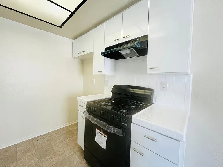 237 N Rosemont Ave #5 — Photo 3