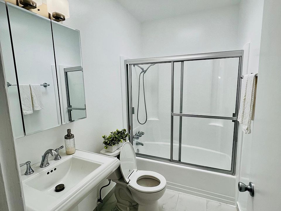 1st image of 5228 Hermitage Ave #112