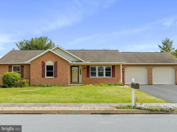 83 Parkwood Dr, Greencastle, PA 17225