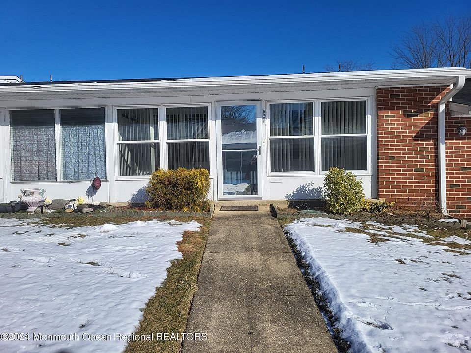 1st image of 880E Balmoral Court