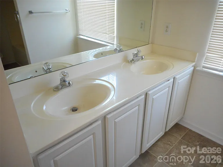 5901 Meadow Hill Dr — Photo 10